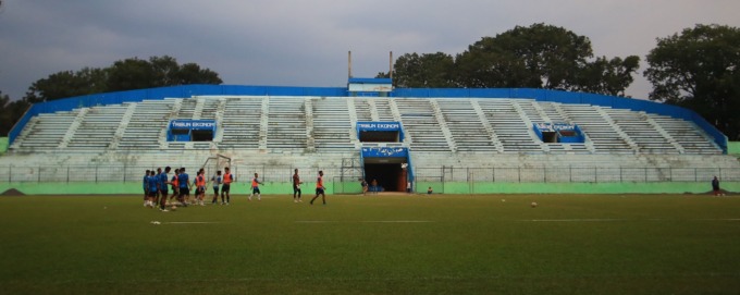 ADA ALTERNATIF: Penggawa-penggawa Singo Edan berlatih di Stadion Gajayana, pekan lalu. Stadion itu sudah didaftarkan sebagai homebase Arema FC di Liga 1 musim 2023/2024.  (Suharto / Radar Malang)