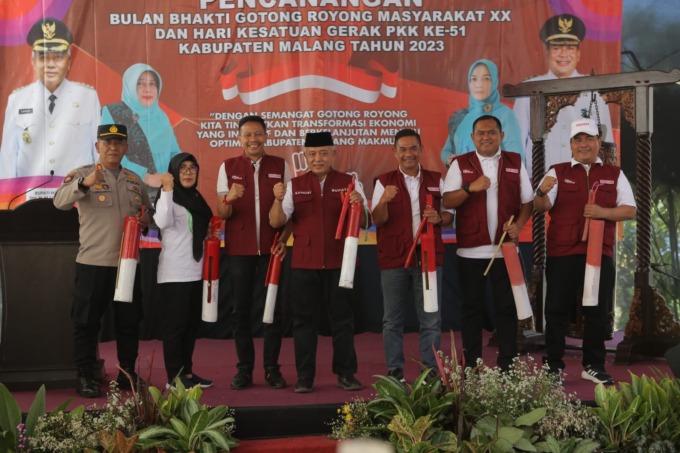 SIMPAN BANYAK POTENSI: Bupati Malang Drs HM Sanusi MM (tengah), Sekda Kabupaten Malang Dr Ir Wahyu Hidayat MM (tiga dari kiri) dan Kadis DPMD Eko Margianto (kanan) di Sumberdem, Wonosari Sabtu (27/5).