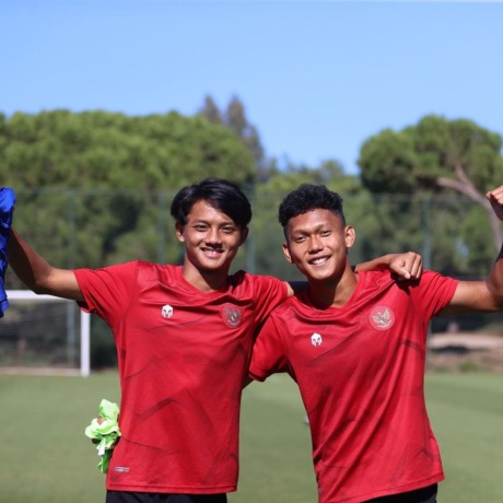 MASIH KOMUNIKASI: Achmad Maulana Syarif (kiri) dan Ginanjar Wahyu, berfoto bersama di sela-sela mengikuti pemusatan latihan bersama Timnas U-20, beberapa waktu lalu. (Instagram Timnas)