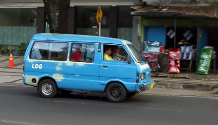 IMBAS BBM NAIK: Angkot LDG melintas di Jalan Kawi kemarin (31/5). Mulai November 2022 lalu, sejumlah angkot sudah menaikkan tarif meski belum ada persetujuan dari pemkot. (Darmono/Radar Malang)