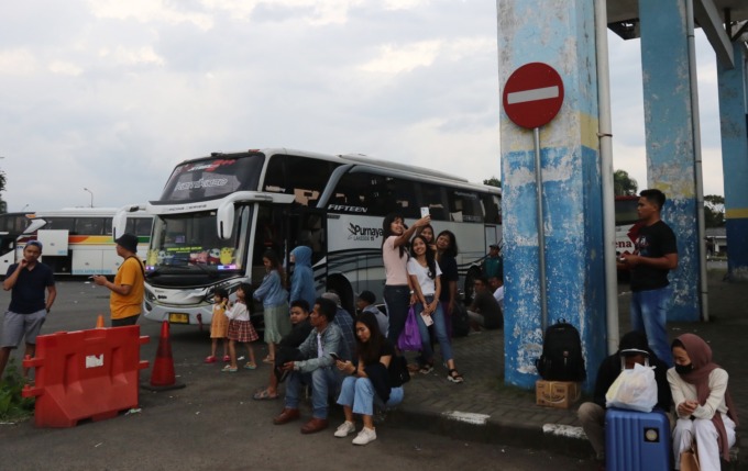MENANTI BUS: Para penumpang bus di Terminal Arjosari menunggu  di tempat pemberangkatan, kemarin siang (1/5).  (darmono/radar malang)