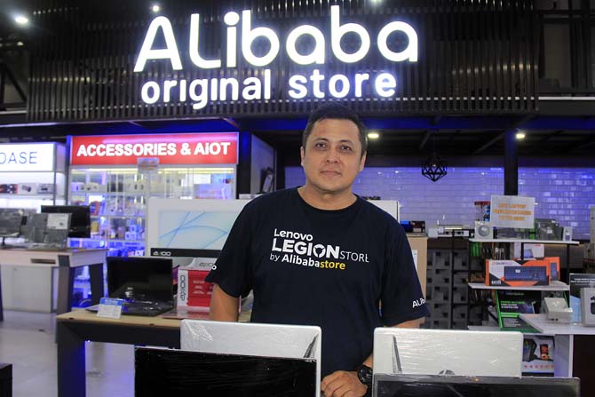 PENGUSAHA TERDAMPAK : Alexander Guntoro berada di Alibaba Original Store Jalan Kawi, Kecamatan Klojen, Sabtu lalu (7/5).(Danang Priambodo/Radar Malang)