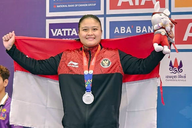 DEBUT MANIS: Faradisa Septia Putri menunjukkan medali perak di podium SEA Games Kamboja 2023.(Faradisa Septia Putri For Radar Malang)
