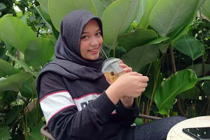 BANTING SETIR: Priska Okto Dwi Putri Jayanti meninggalkan impian menjadi penyanyi terkenal dan memilih menjalankan usaha dengan memanfaatkan Tiktok dan Shopee.(DOKUMEN PRIBADI)