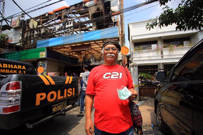 BANYAK KENANGAN: Muhammad Sukri D. Saputro kembali mendatangi Malang Plaza, kemarin siang. Ada 200-an karya lukis yang ikut terbakar.(Suharto / Radar Malang)