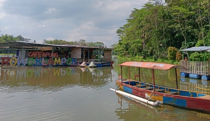 MASIH SEPI: Café Apung menjadi salah satu daya tarik wisata Wisata Rowo Klampok di Desa Senggreng, Kecamatan Sumberpucung. (INDAH MEI YUNITA/RADAR MALANG)