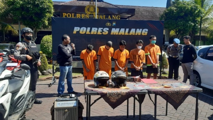 DIBEBER: Lima tersangka kasus curanmor yang ditangkap selama Operasi Sikat Semeru 2023 di Mapolres Malang, kemarin (23/5). (Priambodo Danang/Radar Malang)