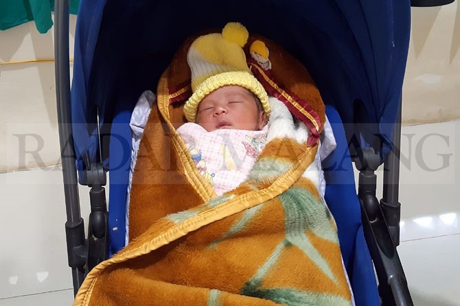 TANGGUH : Bayi laki-laki yang dibuang di Bantur Kabupaten Malang sempat telantar berhari-hari dalam kondisi dehidrasi dan infeksi. (Danang/Radar Malang)