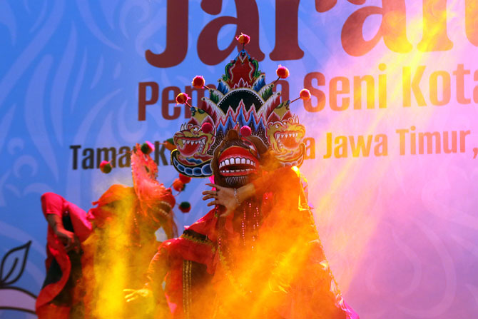 BARONG : Seniman jaranan unjuk kebolehan dalam festival jaranan di Taman Krida Budaya Jatim (TKBJ). (Darmono/Radar Malang)