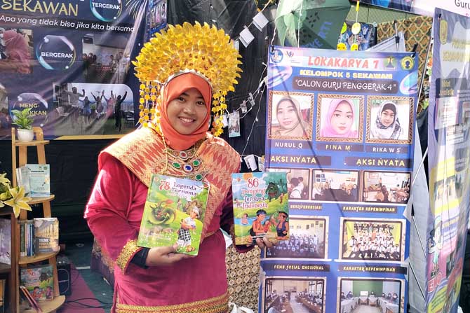 TULIS : FIna mulianastiti menunjukkan buku anak hasil karyanya. (Fina for Radar Malang)