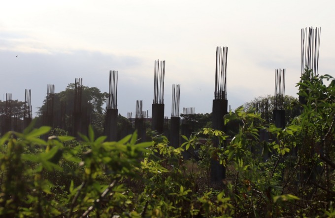 AKAN DILANJUTKAN: Rumput liar dibiarkan tumbuh menutupi sebagian pilar beton Pasar Induk Gadang, kemarin sore. (darmono/radar malang)