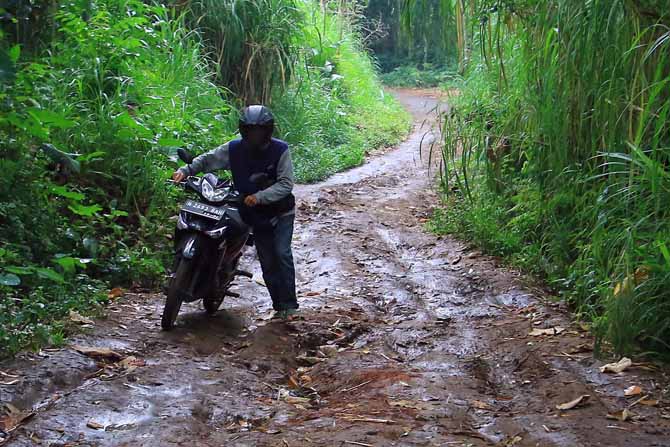 LICIN: Jalan Tembus Lesanpuro Gang 12 akan diperbaiki tahun ini. Jalan itu terhubung dengan Jalan Baran Tempuran, Kelurahan Cemorokandang, Kecamatan Kedungkandang. (Suharto/Radar Malang)