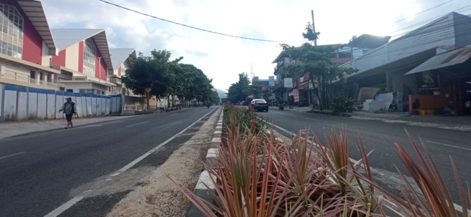 BUTUH AKSES: Jalan Dewi Sartika di depan Pasar Induk Kota Batu berbahaya jika digunakan untuk menyeberang.