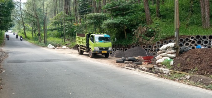 HATI-HATI: Pengendara yang melintasi jalur Klemuk harus hati-hati karena sangat berbahaya.