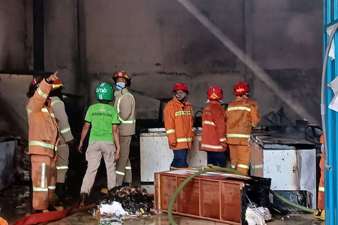 GARA-GARA LPG: Sebuah gudang makanan beku terbakar di Kecamatan Karangploso, kemarin siang.(Damkar for Radar Malang)