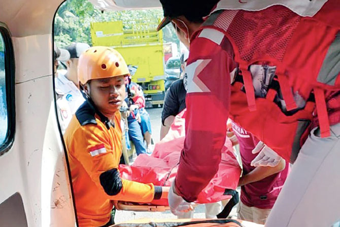 LAKA MAUT: Personel dari PMI Kabupaten Malang mengevakuasi korban kecelakaan di Jalan Bakalan, Kecamatan Bululawang, Kabupaten Malang kemarin (5/5). (PMI Kabupaten Malang)