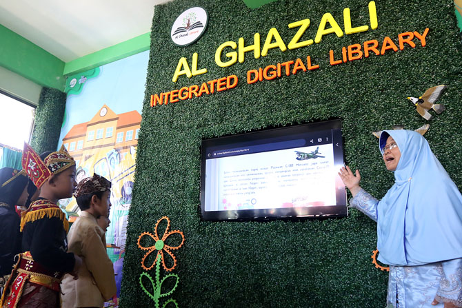 PAPARAN : Anak PAUD diperkenalkan kepada perpustakaan digital. (Darmono/Radar Malang)