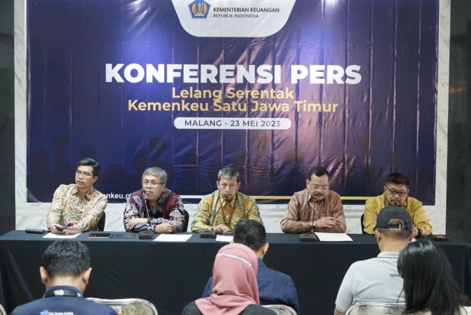 SIAP LELANG LAGI: Suasana konferensi pers di Kanwil DJP Jatim III, kemarin. (durotul karima/radar malang)