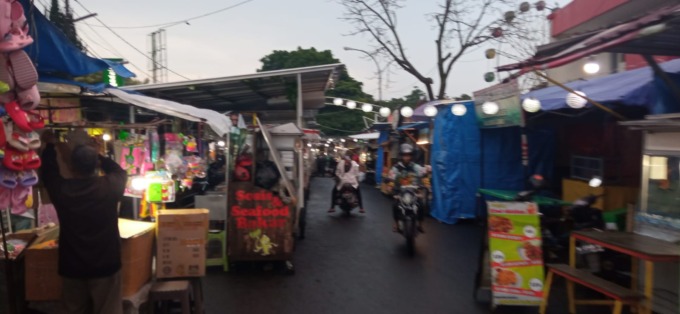 JUJUKAN: Pusat kuliner di barat Alun-Alun Kota Batu selalu ramai pembeli.