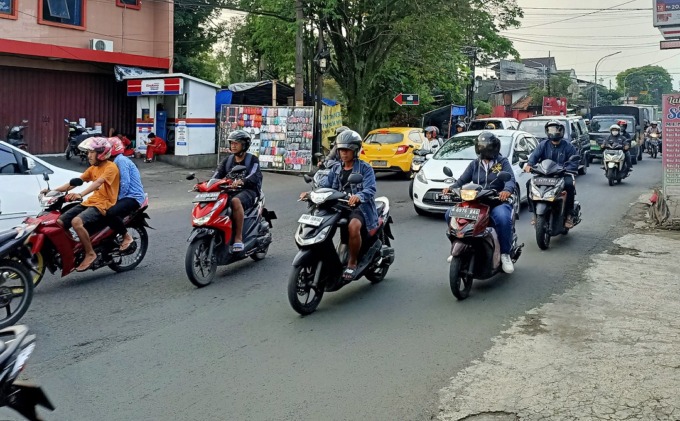 PRIORITAS: Pengendara melintas di Jalan S. Supriadi, Kecamatan Sukun. Dishub Kota Malang melakukan kajian mengurai macet di sana karena menjadi langganan macet. (suharto/radar malang)