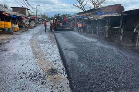 MULUS SEBAGIAN: DPUPRPKP Kota Malang melakukan perbaikan insidental, awal Mei lalu. Panjang jalan yang diperbaiki sepanjang 85 meter. (Darmono/Radar Malang)