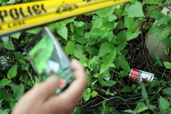 RACUN : Botol bir sisa pesta miras oplosan berujung maut di Karangploso. (Darmono/Radar Malang)