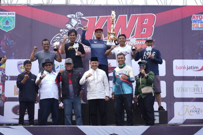 SUKSES: P{j Wali Kota Batu Aries Agung Paewai dan Kepala Disparta Kota Batu Arief As Siddiq foto bersama dengan para pemenang.