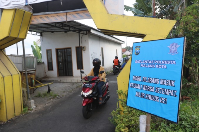 JANGAN TERULANG: Papan pengumuman mobil dilarang masuk dari Polresta Malang Kota terpasang di Jembatan Pelor, kemarin siang (2/5). (darmono/radar malang)