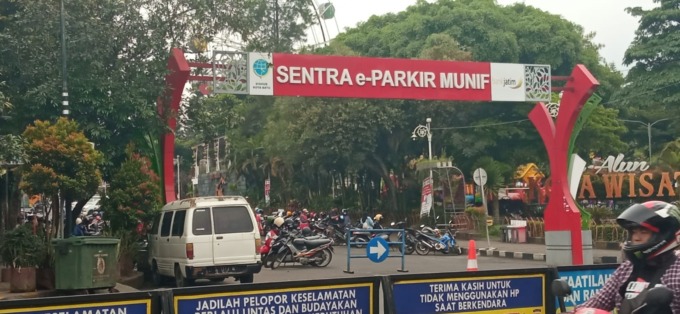 JUJUKAN: Parkir di selatan Alun-Alun Kota Batu jadi jujukan wisatawan untuk memarkir sepeda motornya.
