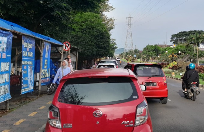 PARKIR LIAR: Sejumlah kendaraan roda empat parkir di tepi Jalan Sultan Agung.