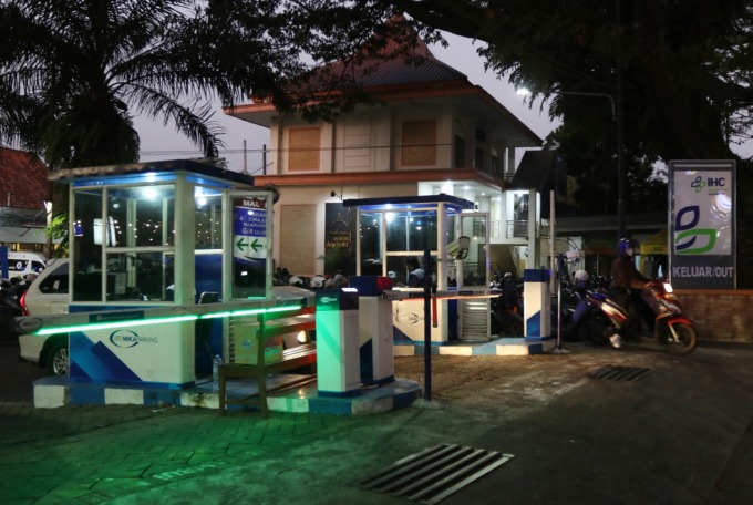 SUMBANG PAD: Mobil dan sepeda motor keluar dari parkir RS Lavalette, kemarin. Bapenda mencatat realisasi pajak parkir selama triwulan pertama 2023 mencapai Rp 1,9 miliar. (darmono/radar malang)