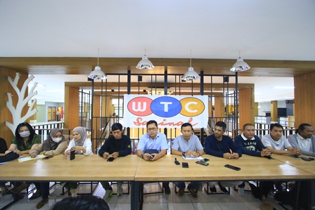 SEGERA BERJUALAN LAGI: Perwakilan tenant dan manajemen Sarinah menggelar konferensi pers terkait rencana relokasi ke Mal Sarinah, kemarin. (Suharto/Radar Malang)