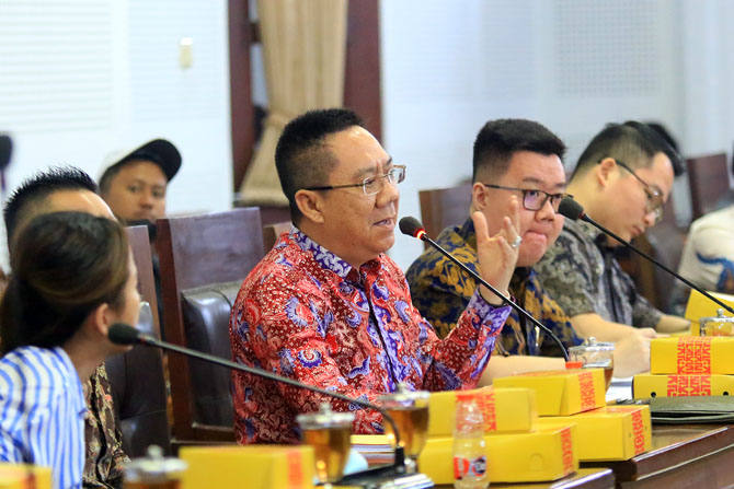 PAPARAN : Gunadi Handoko di ruang Komisi B bersama para korban Malang Plaza. (Suharto/Radar Malang)
