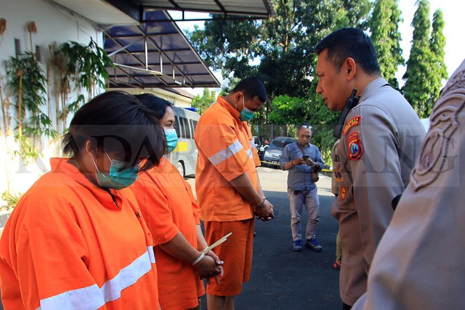 PENIPU : Kapolresta Malang Kota Kombes POl Budi Hermanto mengonfrontasi pelaku penipuan tiket Coldplay dalam rilis di Mapolresta, kemarin. (SUHARTO / RADAR MALANG)