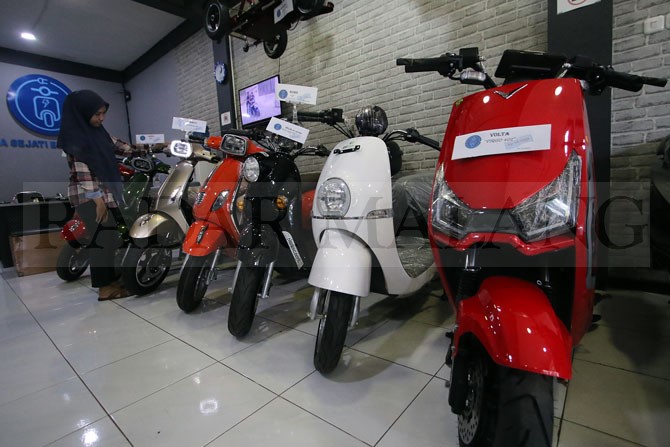 TOKO : Motor listrik dipajang di dalam outlet penjualan. (Suharto/Radar Malang)
