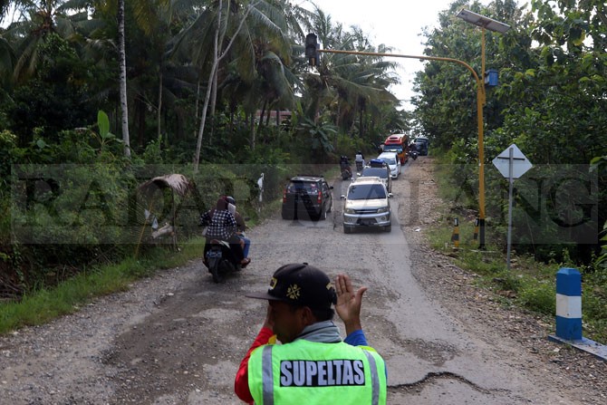 RUSAK : Jalur menuju pantai di Desa Srigonco Kecamatan Bantur yang rusak parah. (Darmono/Radar Malang)