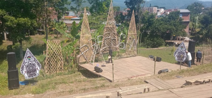 GELIATKAN UMKM: Panggung festival Prepegan di Jalan Metro Kelurahan Sisir Kecamatan Kota Batu.
