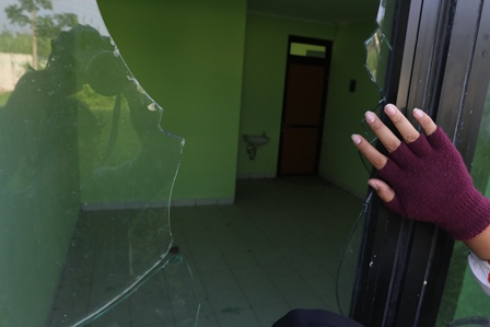 TAK TERAWAT: Kaca salah satu ruangan di Rusunawa Tlogowaru, Kecamatan Kedungkandang pecah, kemarin (16/5) (Darmono/Radar Malang)
