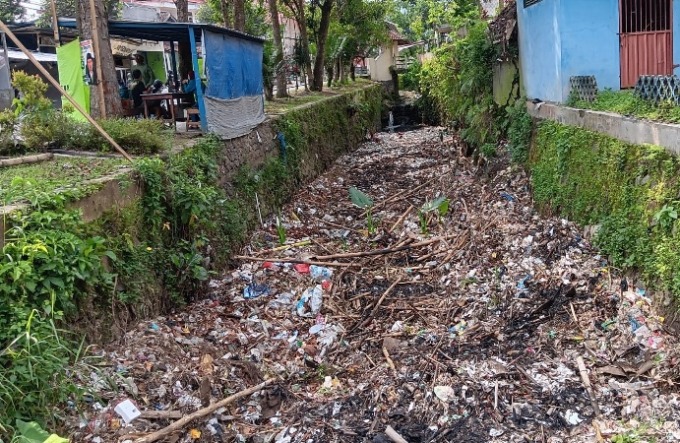 SALAH SIAPA?: Sampah dan sedimentasi memenuhi drainase di Jalan Wendit Utara, Dusun Genitri, Desa Tirtomoyo, Kecamatan Pakis. INDAH MEI YUNITA/RADAR MALANG