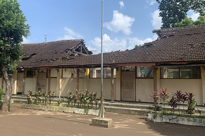 RUSAK : SD Jeru Kecamatan Turen yang rusak dan tak punya banyak murid. (Haikal/Radar Malang)