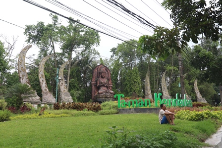 WAJAH KOTA: Taman Kendedes di Balearjosari, Kecamatan Blimbing mendapat giliran pertama untuk perawatan rutin. (Darmono/Radar Malang)