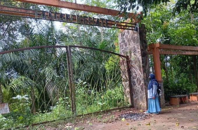 DULU PERNAH BAGUS: Kondisi Taman Kehati di Desa Ngadilangkung, Kecamatan Kepanjen yang terlihat sepi dan tak terurus. (INDAH MEI YUNITA/RADAR MALANG)