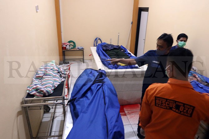 Empat jenazah yang menjadi korban kecelakaan dibawa ke kamar jenazah RSUD Dr Saiful Anwar (RSSA) Malang, kemarin sore. (Darmono / Radar Malang)