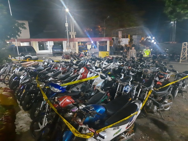 NGANDANG: Deretan sepeda motor yang diamankan petugas dalam razia yang digelar di wilayah Lawang, dini hari kemarin (4/6).