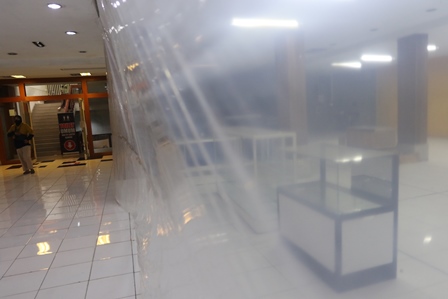 HAMPIR RAMPUNG: Pengunjung melintasi stan di lantai 2 Sarinah Mall yang masih dalam proses penyekatan, kemarin. Stan tersebut bakal ditempati pedagang Malang Plaza. (Darmono/Radar Malang)
