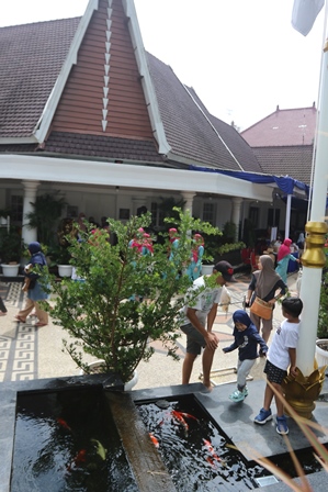 UNTUK MASYARAKAT: Pengunjung CFD bersantai di halaman depan Rumah Dinas (Rumdis) Wali Kota, Jalan Ijen pada Februari lalu. (Darmono/Radar Malang)