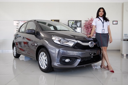 BANYAK DIMINATI: Mobil Honda Brio terpajang di Honda Sukun kemarin. Penjualannya masih mendominasi, termasuk mobil lain jenis city car lantaran harganya di bawah Rp 200 Juta. (Darmono/Radar Malang)