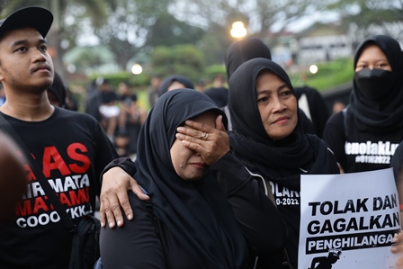 AKSI DAMAI: 20 keluarga korban tragedi Kanjuruhan bersama ratusan perwakilan dari berbagai elemen masyarakat menggelar Aksi Kamisan di bundaran Jalan Tugu, Kota Malang kemarin (8/6). (Darmono/Radar Malang)