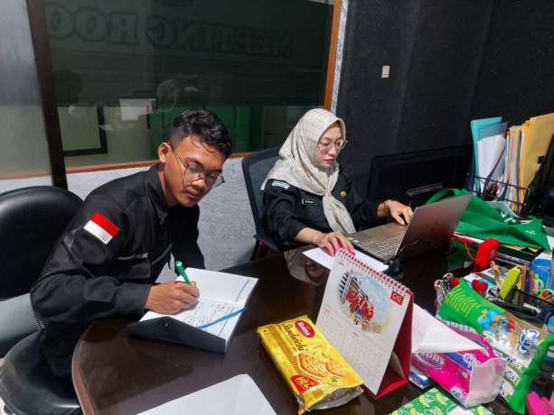 VERIFIKASI BERKAS: Dua petugas KPU Kota Malang melakukan verifikasi berkas bacaleg secara daring melalui Silon, kemarin.  (KPU Kota Malang for Radar Malang)