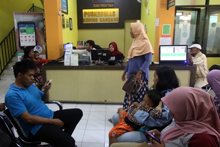 TINGKATKAN PELAYANAN: Warga antre berobat di Puskesmas Kedungkandang kemarin. Seluruh puskesmas menyediakan layanan konsultasi kesehatan mental. (Darmono/Radar Malang)